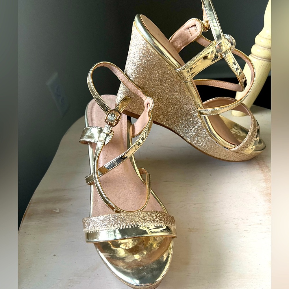 Gold size 8 women’s strappy wedge